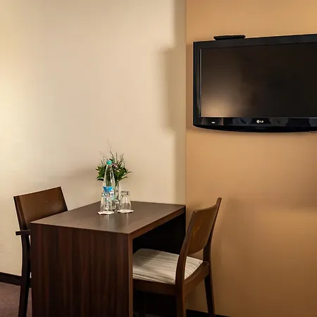 Und Restaurant Zur Kleinen Rebe 酒店 3*