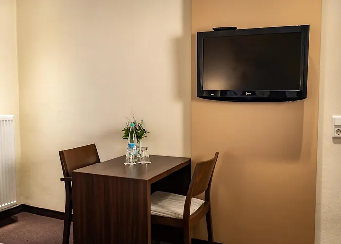 Und Restaurant Zur Kleinen Rebe 酒店 3*